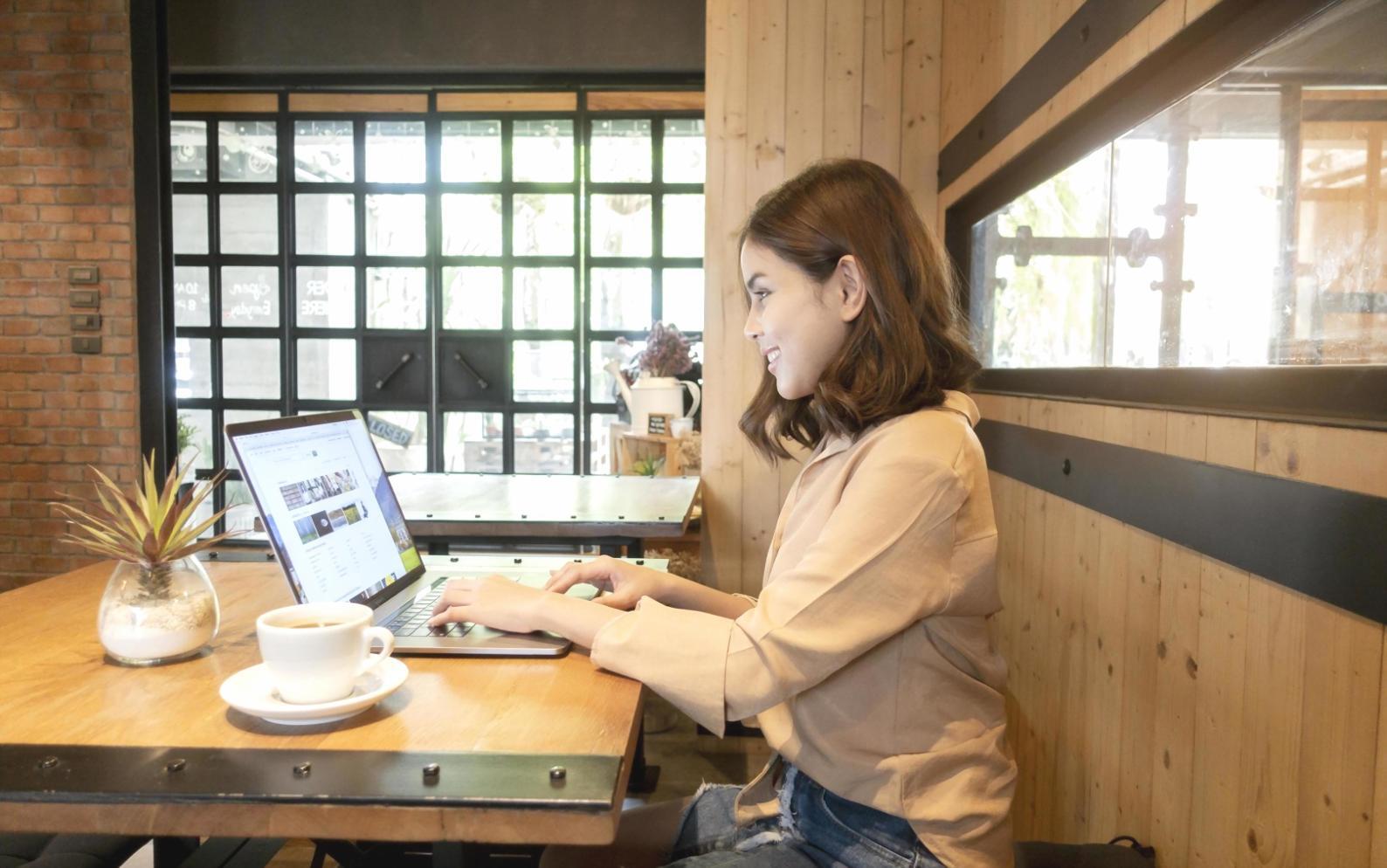 Espace de travail organisé avec documentation financière